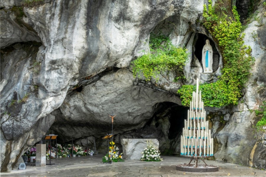 Découvrez la grotte de Massabielle : un voyage spirituel unique