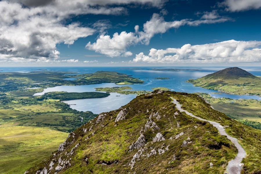 Où se trouvent les lacs du Connemara ?