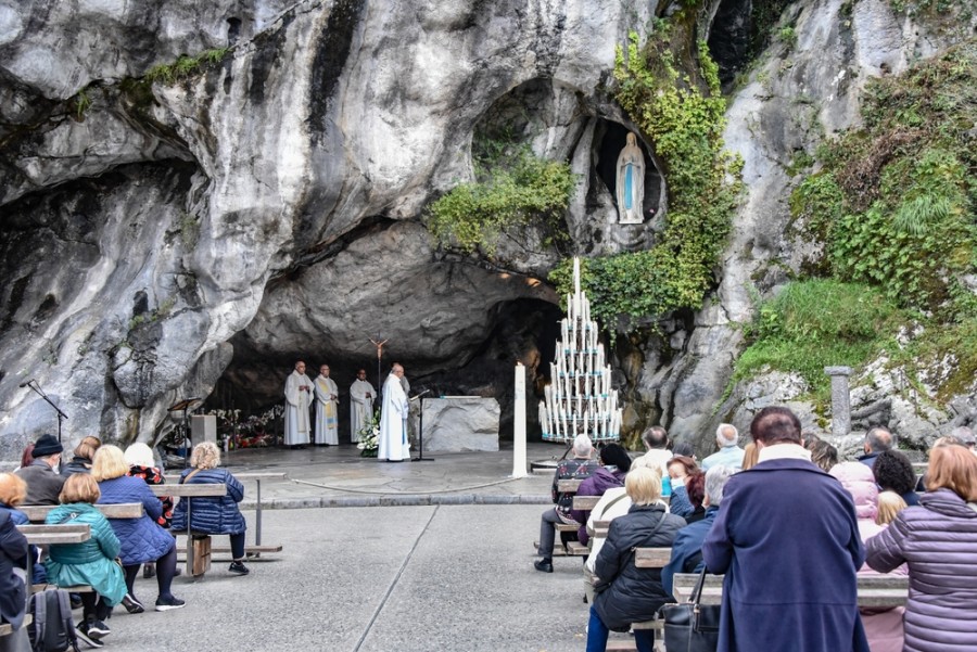Quels sont les pèlerinages populaires à la grotte de Massabielle ?